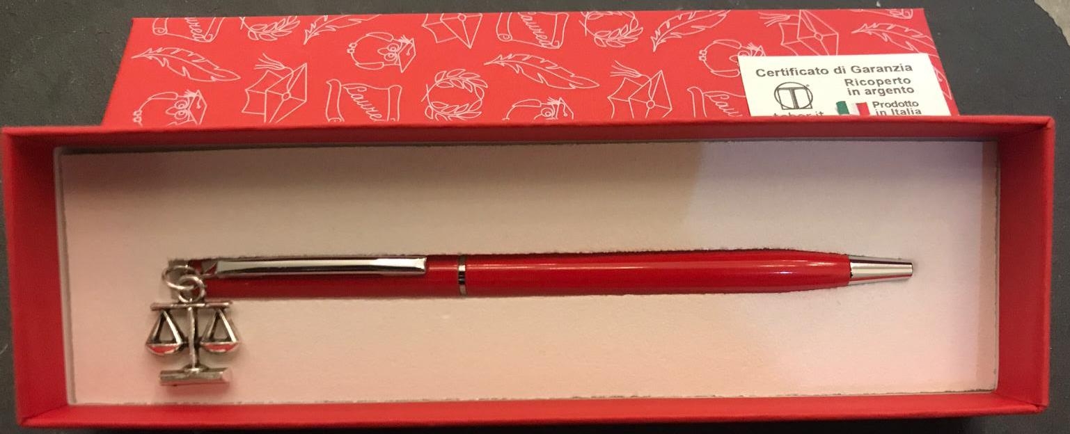 Penna Rossa con confezione e farfallina in tulle esterno contenente conefetti. Biglietto esterno